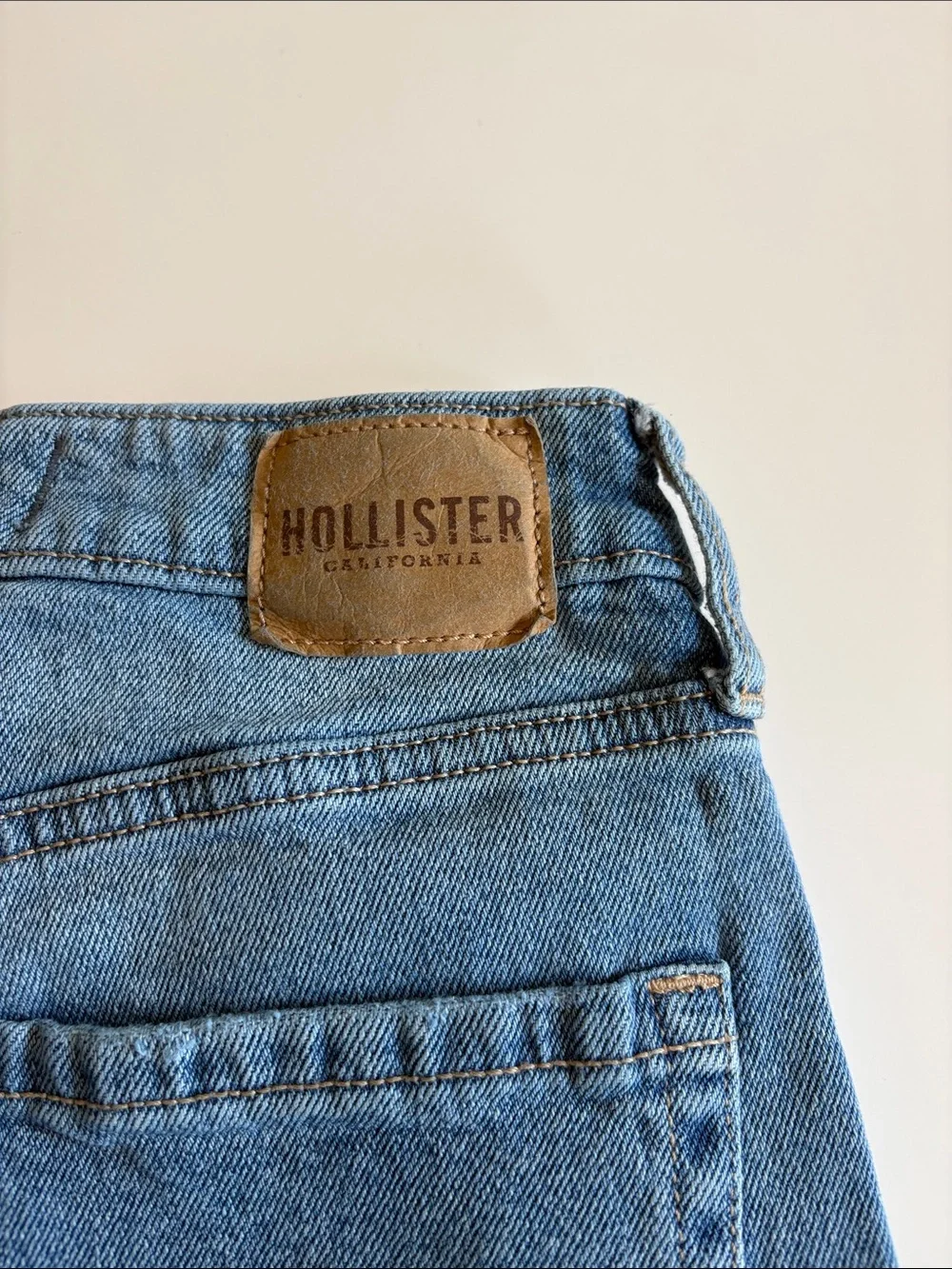 Women’s Hollister ultra high rise mom Straight-Leg Jeans size 2/26R